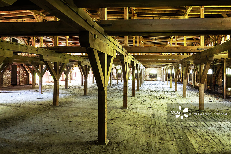 废弃的木质储藏大厅图片素材
