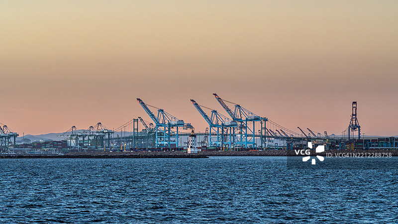 长滩港的起重机在日落时分图片素材
