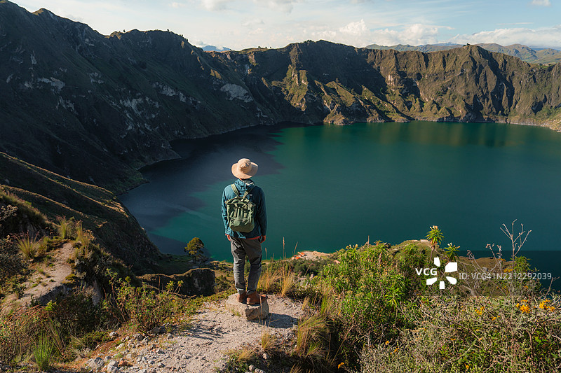 在厄瓜多尔的基洛托阿湖周围徒步旅行的男子图片素材