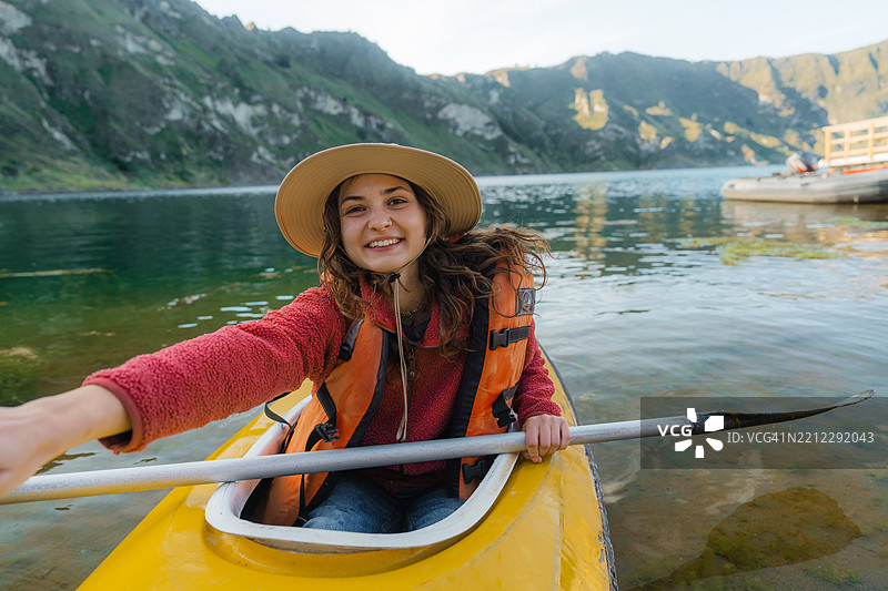 厄瓜多尔基洛托阿湖上划皮划艇的女性自拍照图片素材