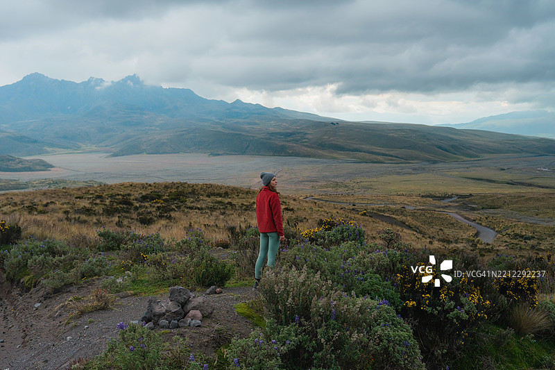 在厄瓜多尔科托帕希火山大本营徒步的女性图片素材