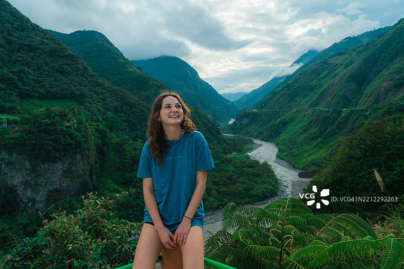 在厄瓜多尔的巴尼奥斯，女人欣赏美丽的风景图片素材