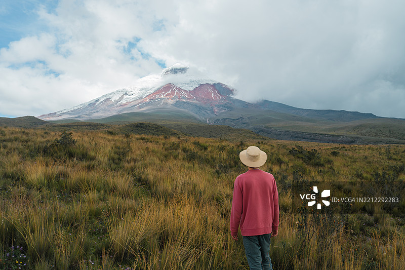 男子在厄瓜多尔科托帕希国家公园探索风景如画的高原图片素材