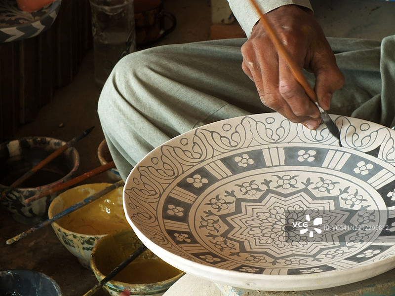 工作场所正在制作陶土陶器图片素材