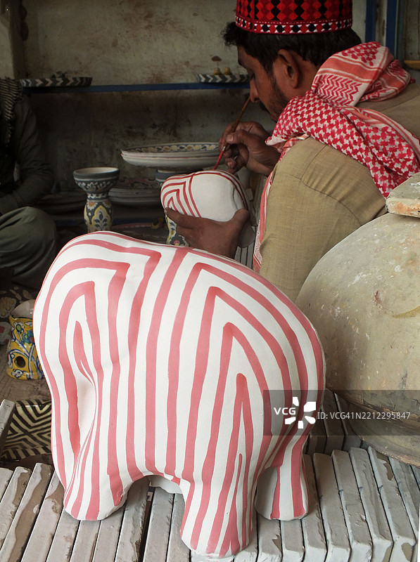 工作场所正在制作陶土陶器图片素材