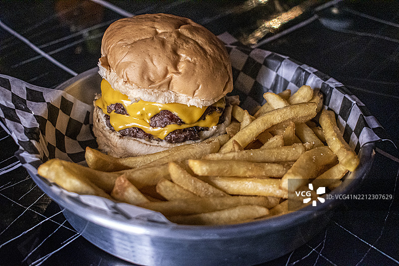 双层汉堡，配切达奶酪和薯条图片素材