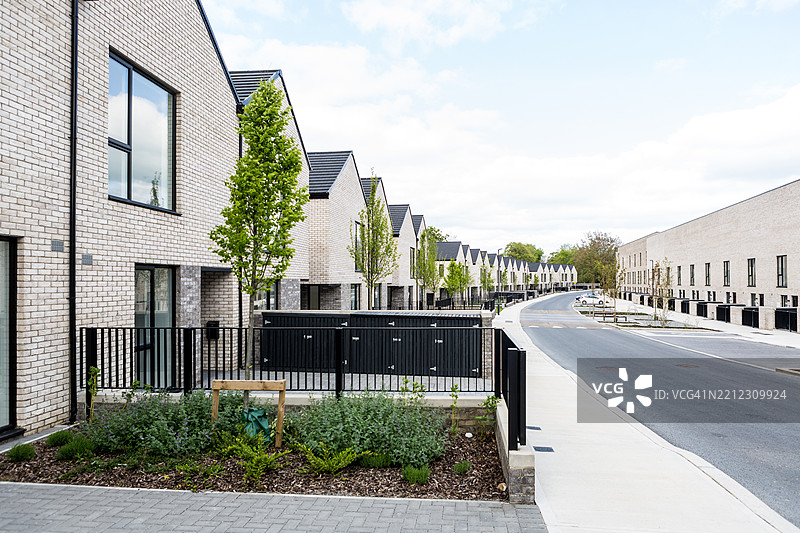 新建房屋和联排别墅的街道图片素材