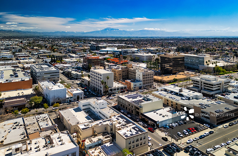 贝克斯菲尔德市中心的空中视角与内华达山脉图片素材