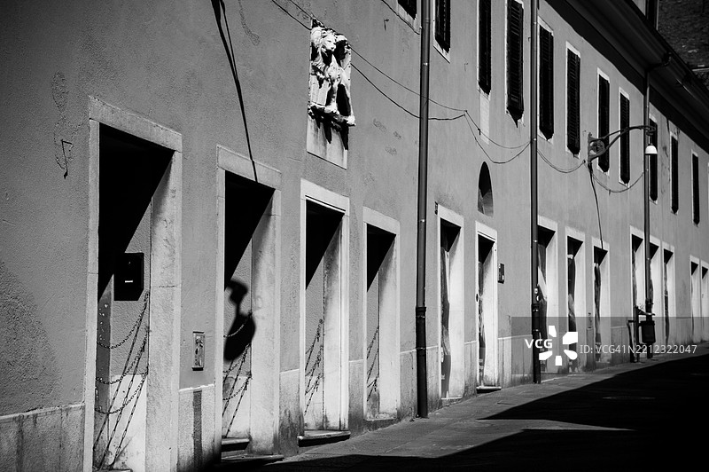 住宅建筑外立面，带有许多门窗图片素材