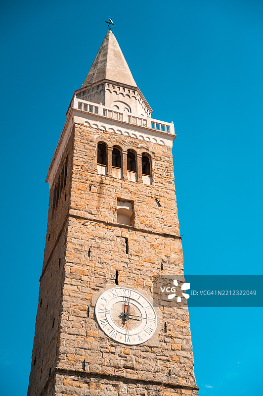 从低角度看大教堂的钟楼和时钟图片素材