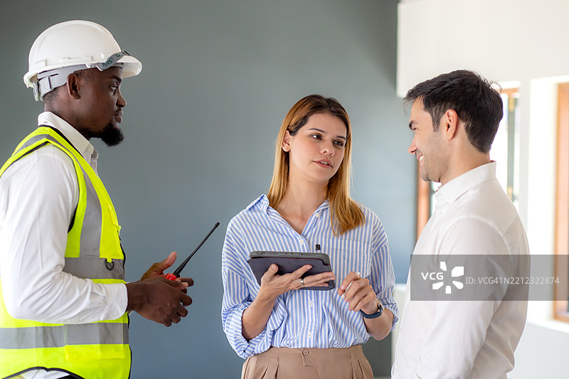 工程师团队会议，讨论和规划与室内设计师的设计，涉及施工现场的项目，建筑师团队共同开发和审查，工业和工人。图片素材