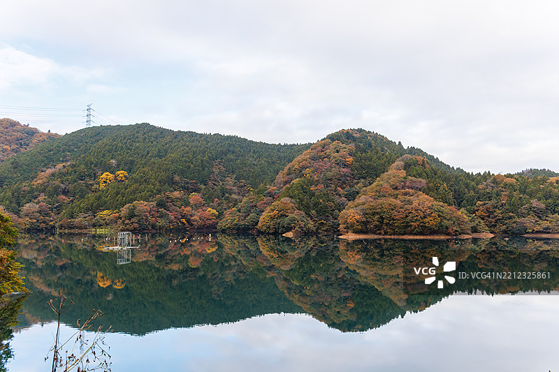 湖面上漂浮着浮标和其他物体，用于船只比赛的练习。图片素材