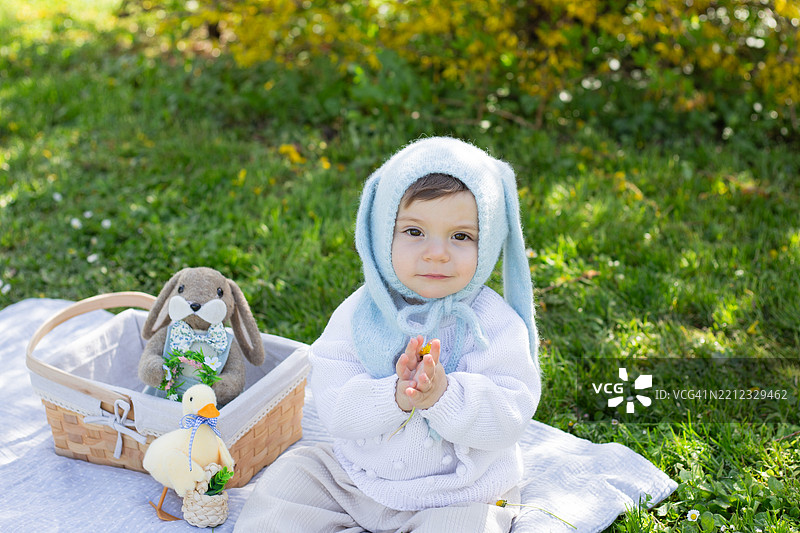 公园里的复活节宝宝图片素材