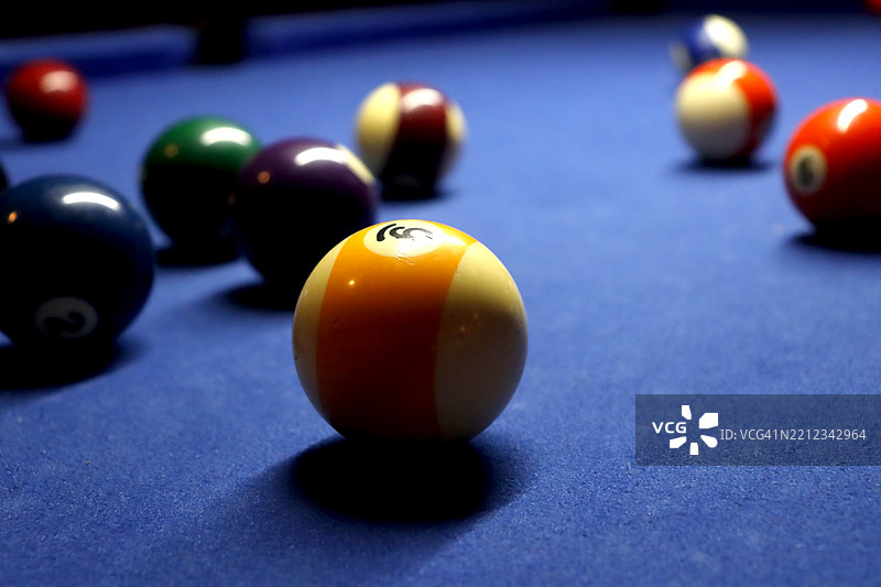 蓝色台球桌与多彩的球图片素材