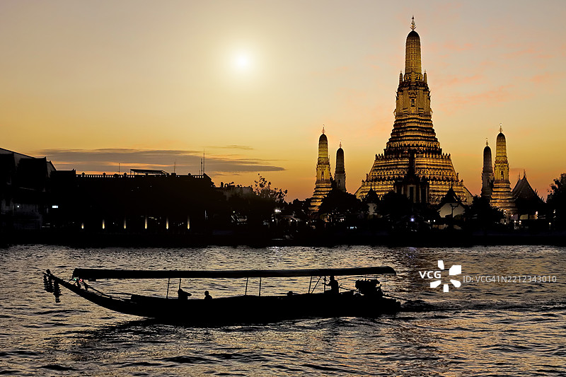 曼谷泰国湄南河上的阿伦寺日落图片素材
