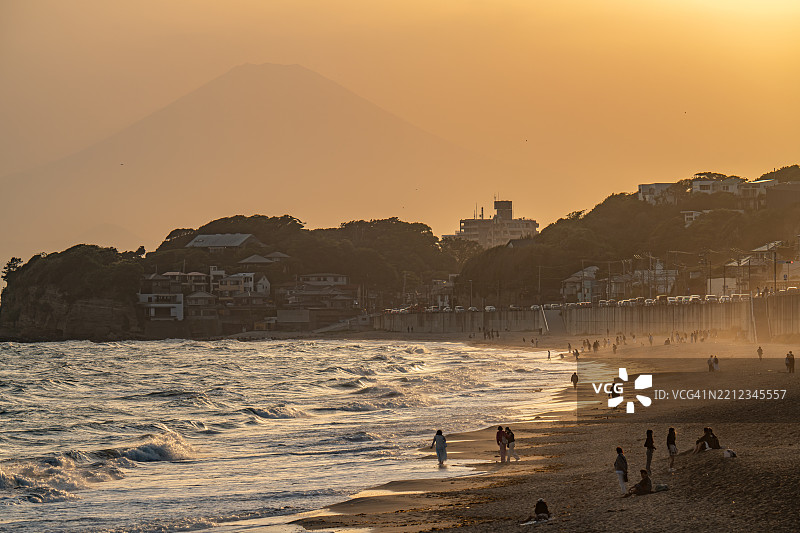 日本神奈川县的富士山与住宅区图片素材