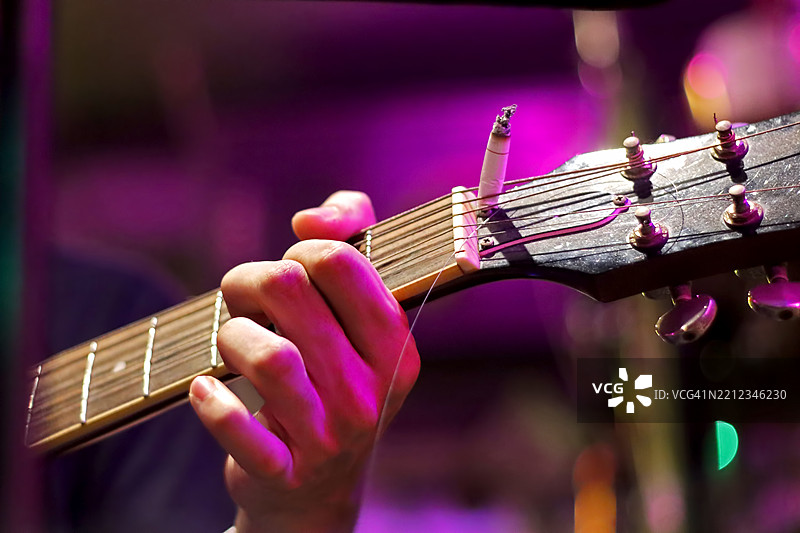 摇滚吉他手在现场演出中弹吉他图片素材