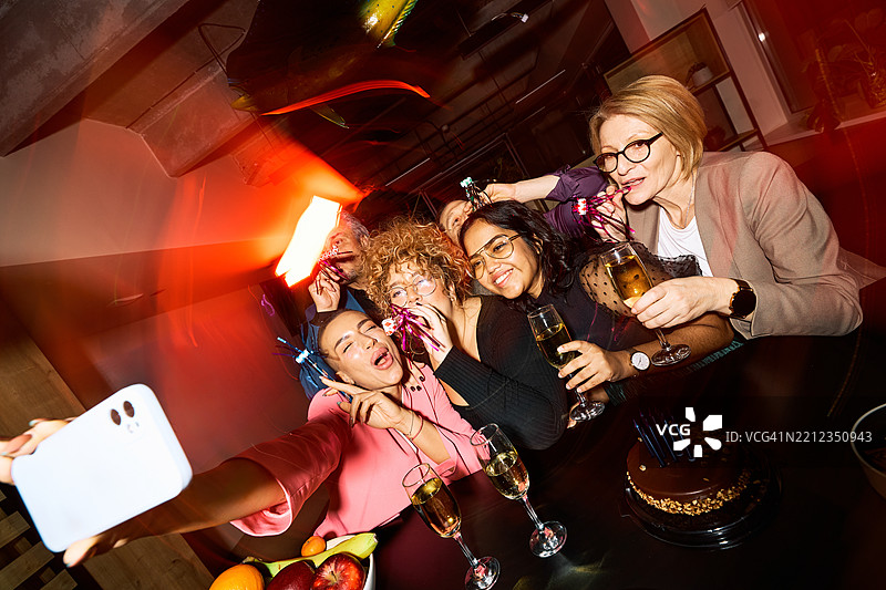 多代女性朋友在庆祝生日时自拍。图片素材