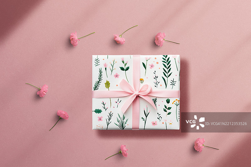 粉色花卉包装的母亲节礼物图片素材