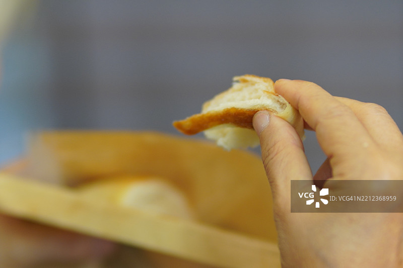 黄油面包和热绿茶图片素材