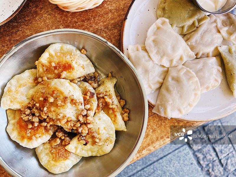 各种炸和煮的饺子 - 传统的波兰饺子图片素材