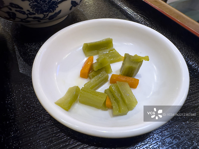 腌菜（日本泡菜）：莴苣和胡萝卜图片素材