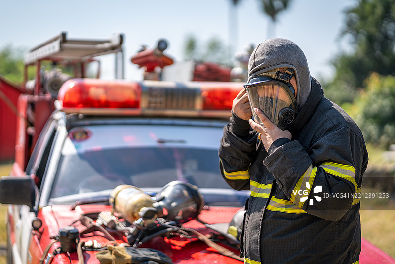 消防员与火灾作斗争。图片素材