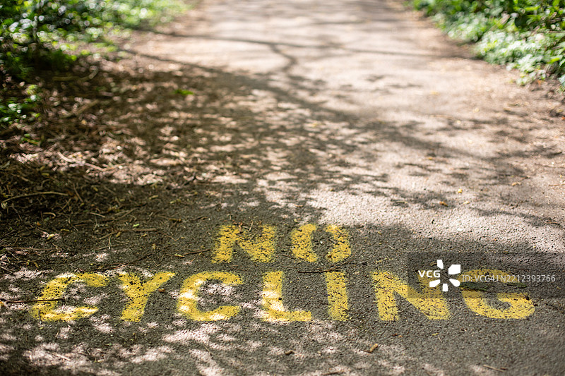 禁止骑自行车的路标，伦敦图片素材