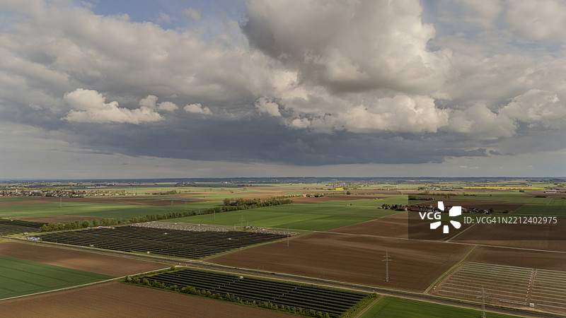风景如画的广阔田野和天空中戏剧性的云彩，德国下巴伐利亚州斯特劳宾，欧洲图片素材