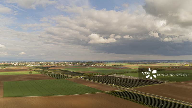 广阔的田野在戏剧性的多云天空下，德国下巴伐利亚州斯特劳宾图片素材