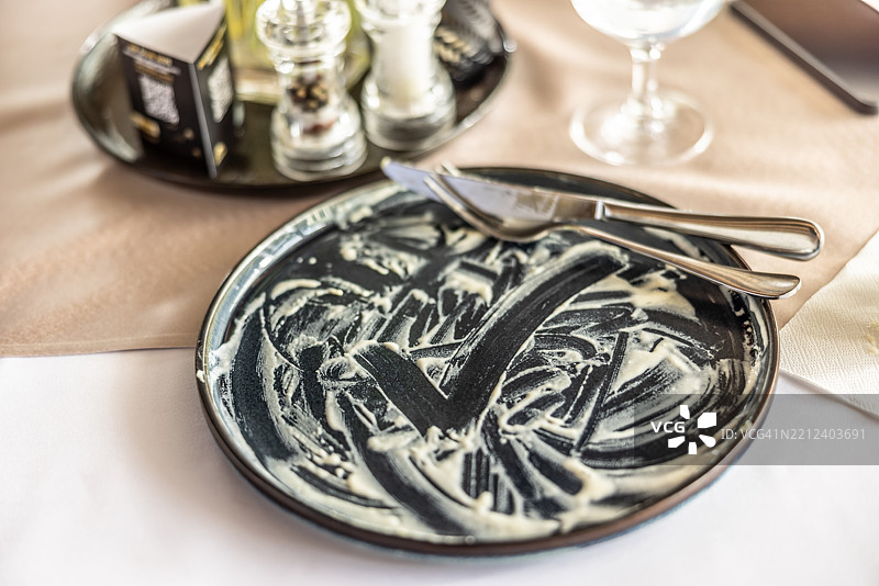 这道菜非常美味。餐厅客人用盘子上的符号表达了满意。图片素材