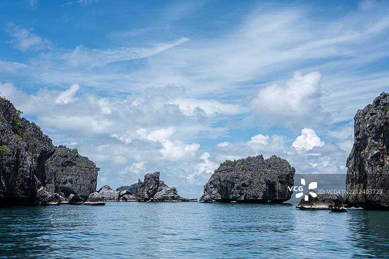 南泰国海岸线在晴朗天空下的如画景象图片素材