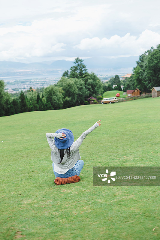 快乐的女人坐在户外图片素材