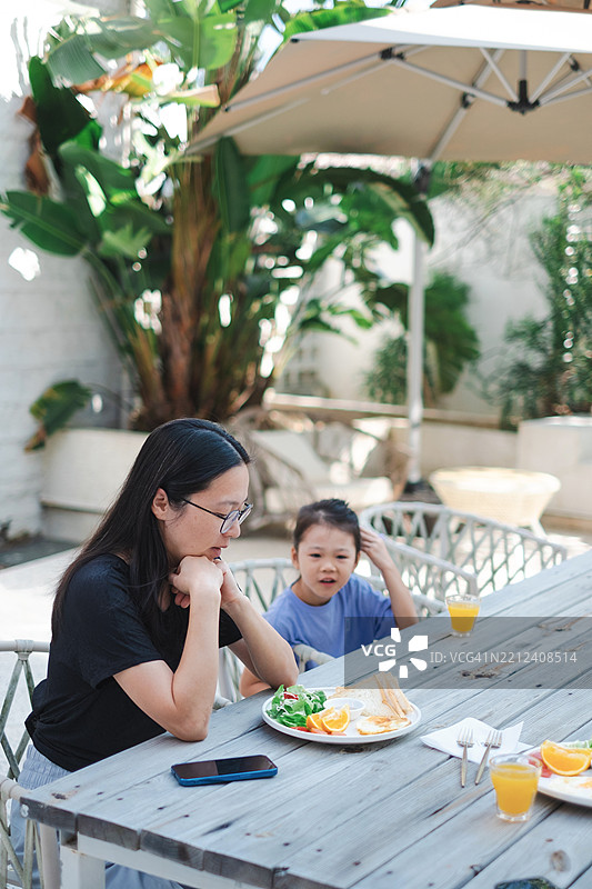 母女俩正在享用早餐图片素材