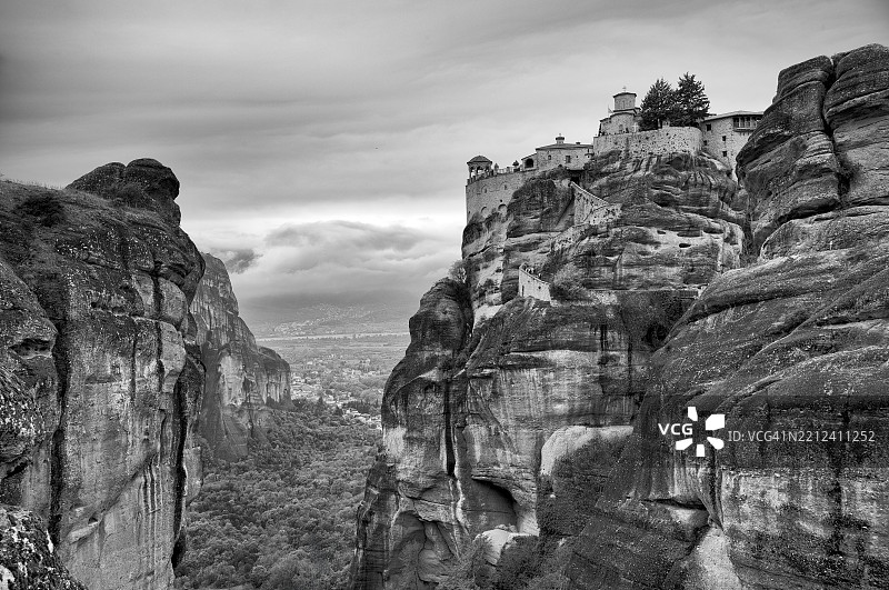 瓦尔拉姆修道院，梅泰奥拉修道院，卡兰巴卡，黑白，特里卡拉，塞萨利，希腊，欧洲图片素材