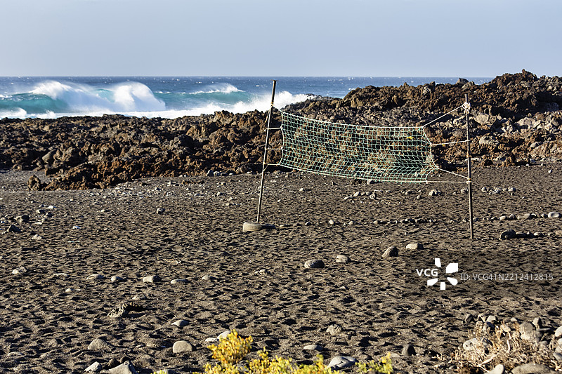 沙滩排球，沙滩排球场，熔岩海滩上的空场地，冲浪，埃尔戈尔福，雅伊萨，兰萨罗特，西班牙，欧洲图片素材