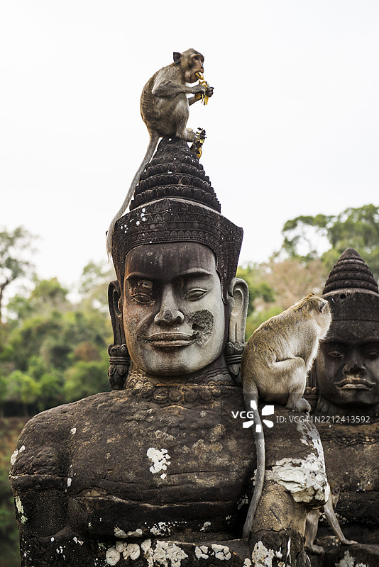 吴哥通的桥上有雕像和猴子,猕猴,日落,吴哥窟,吴哥,联合国教科文组织世界遗产,暹粒,柬埔寨,印度支那,东南亚,亚洲图片素材