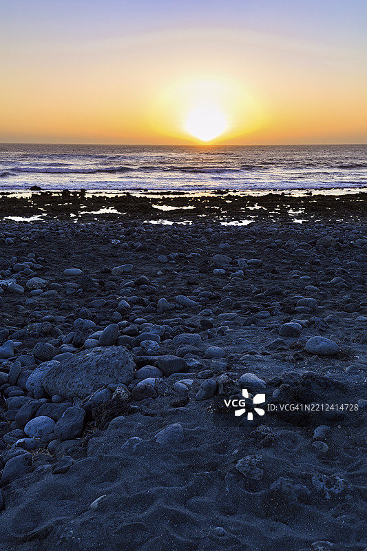 崎岖的西海岸，黑色熔岩海岸，海岸线，日落，埃尔戈尔福，雅伊萨，兰萨罗特，西班牙，欧洲图片素材