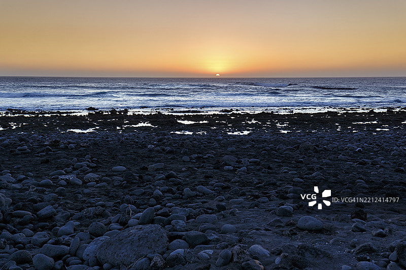 崎岖的西海岸，黑色熔岩海岸，海岸线，日落，埃尔戈尔福，雅伊萨，兰萨罗特，西班牙，欧洲图片素材