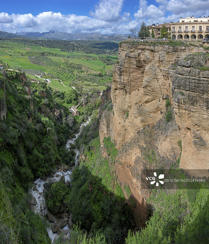 从新桥（Puente Nuevo）俯瞰西方的埃尔塔霍河（El Tajo），西班牙马拉加隆达图片素材