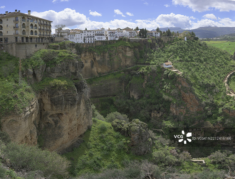 埃尔塔霍河，峡谷与房屋，隆达，马拉加，西班牙，欧洲图片素材