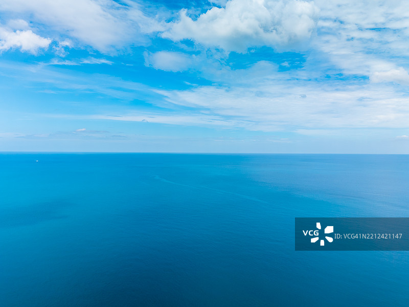 泰国普吉岛美丽的碧绿色海洋的鸟瞰图图片素材