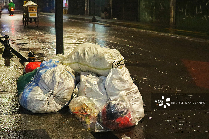 夜间路边的垃圾堆图片素材