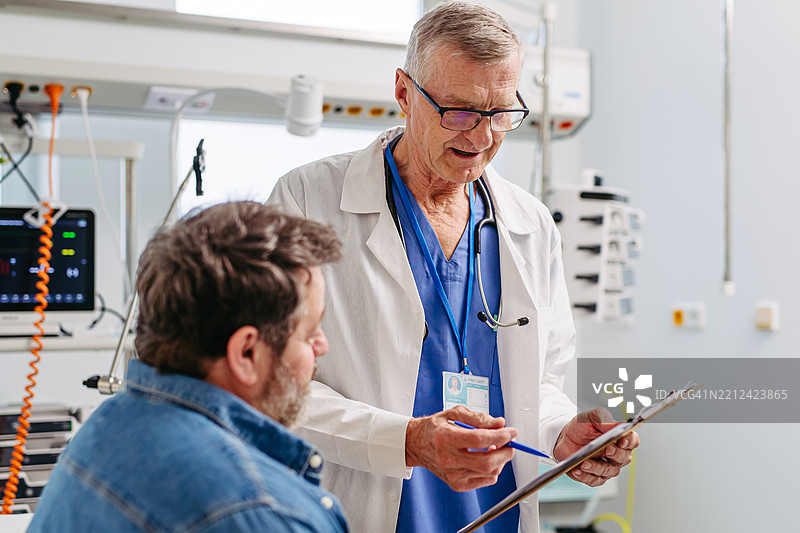 医生向患者解释医疗程序。图片素材