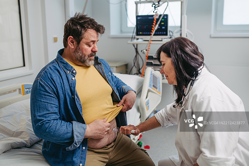 糖尿病专家教患者如何注射胰岛素。图片素材