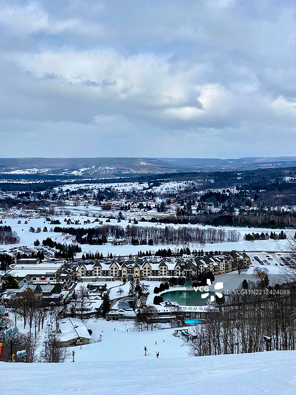 雪覆盖的风景与天空的美丽景色图片素材