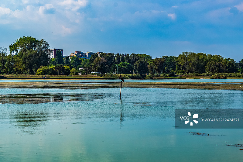 湖泊与天空的美丽景色图片素材