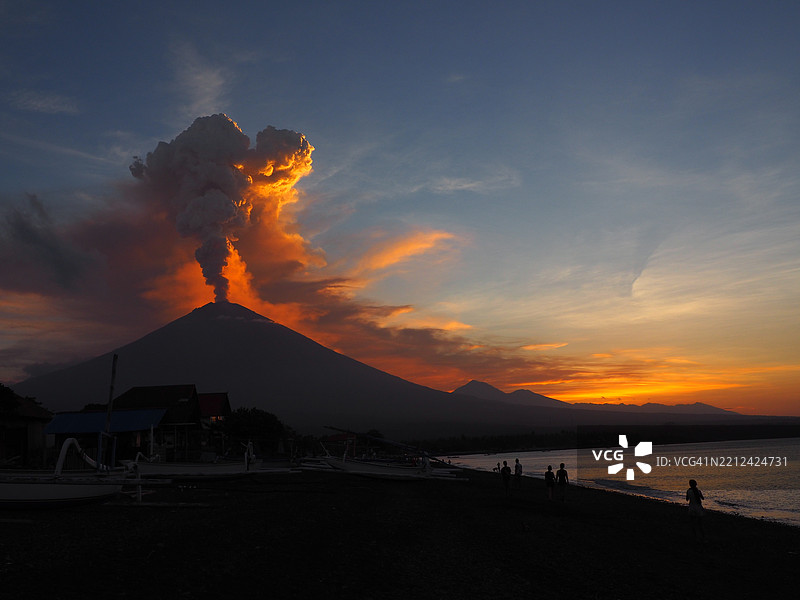 印度尼西亚日落时分海洋与天空的美丽景色图片素材