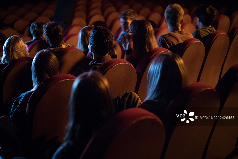 年轻人在电影院里图片素材