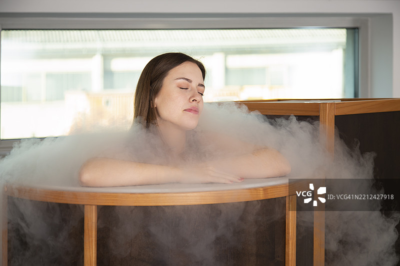 女性享受冷冻疗法治疗图片素材